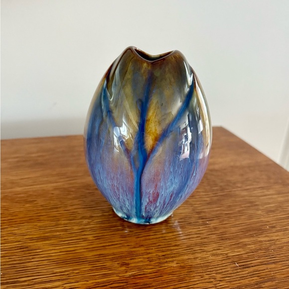 Elegant Tulip Ceramic Vase - Picture 2 of 4